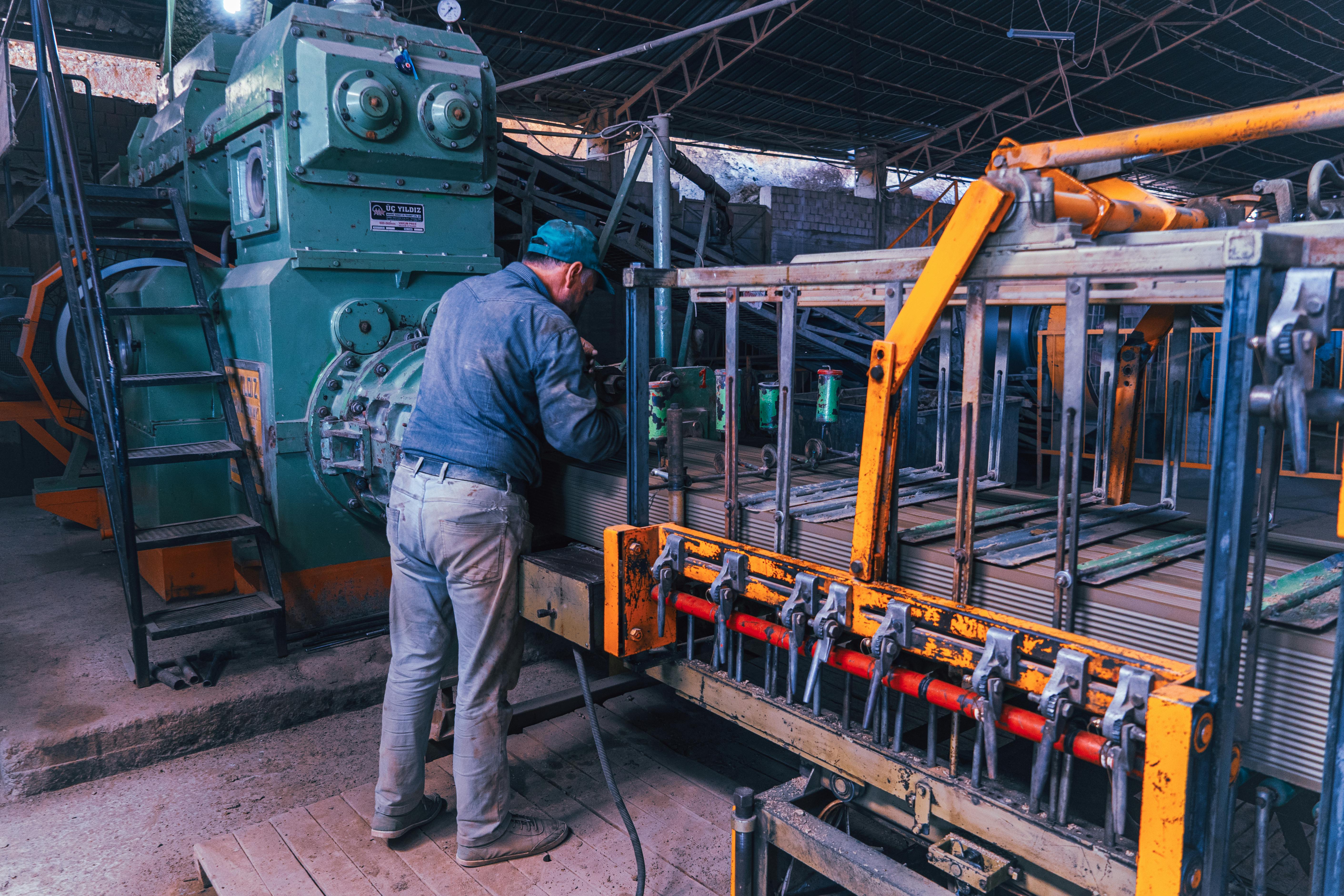 Operator aan een productiemachine op de fabrieksvloer